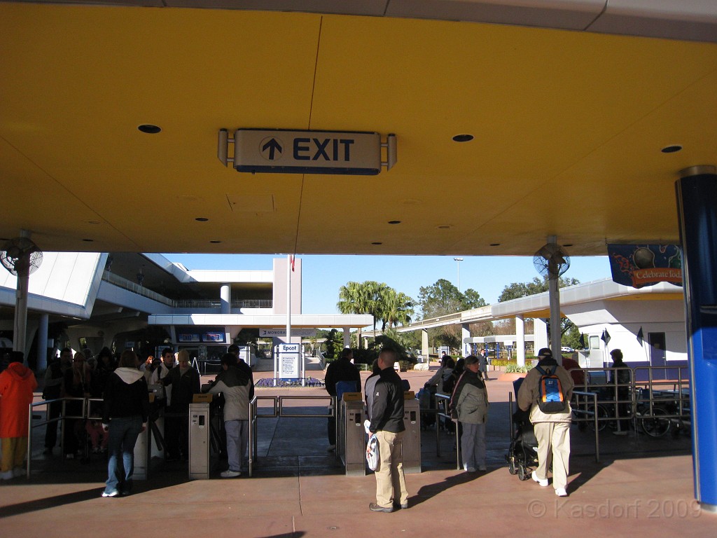 Disney 2010 D3 1290.jpg - January 9-11, 2010 Disney World Florida. Monday, up and ready to roll, took shuttle to Epcot. Caught a couple shows and took a lot of pictures. Finally had to call it a day to get to our plane to go home.